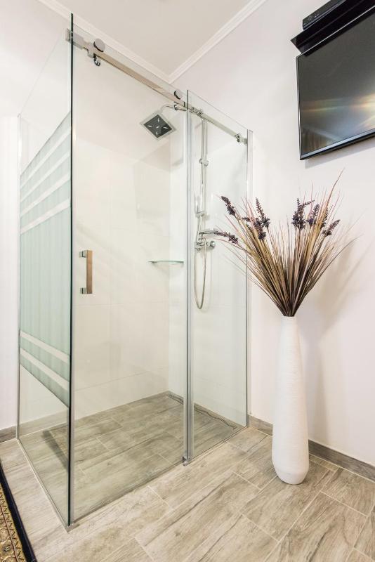 Deluxe Double Room with Shower image 3