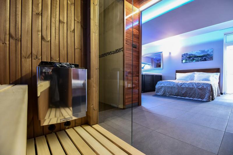 Double Room with Spa Bath image 3