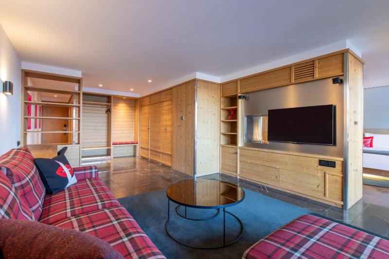 Fantastic King Suite with Balcony and Fireplace image 4
