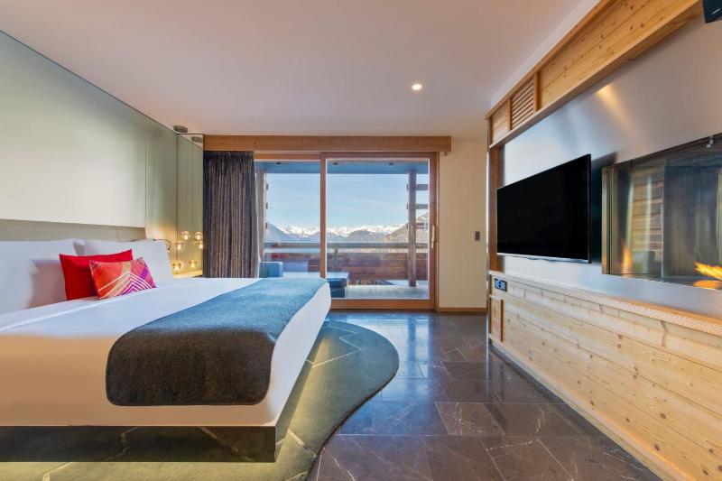 Fantastic King Suite with Balcony and Fireplace image 1