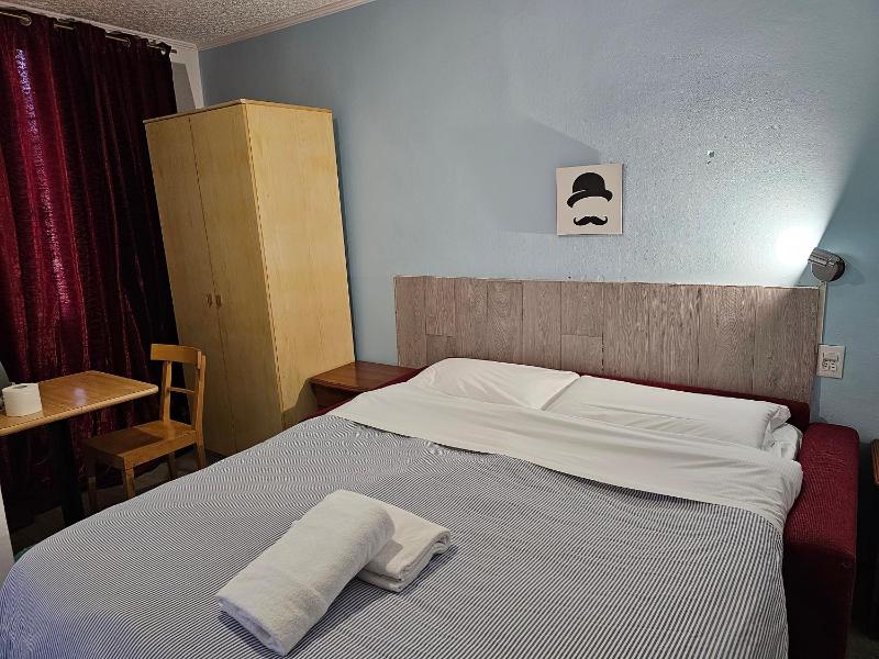 Double or Twin Room with Private Bathroom image 3