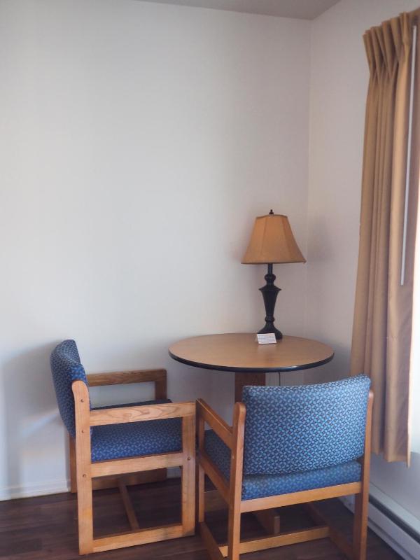Deluxe Queen Room with Two Queen Beds - NOT Pet Friendly image 3