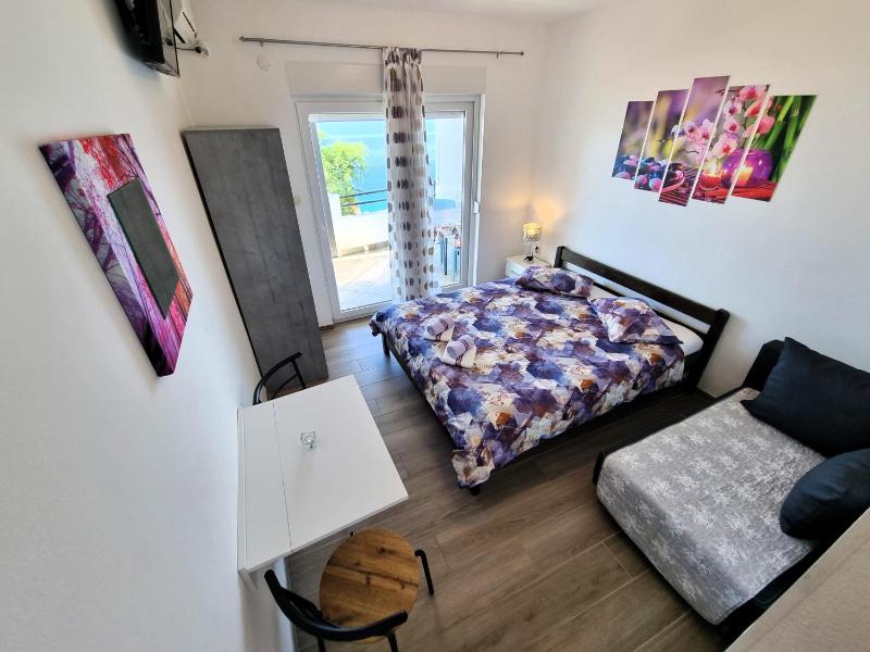 One-Bedroom Apartment with Balcony and Sea View image 1