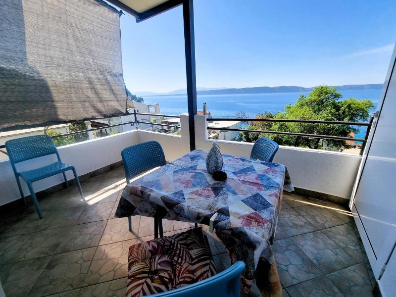 One-Bedroom Apartment with Balcony and Sea View image 4