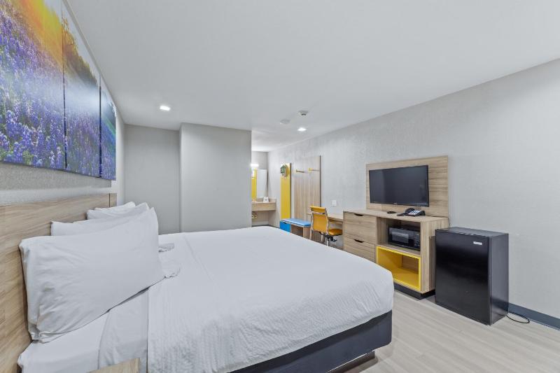 King Room with Bath Tub - Mobility/Hearing Accessible - Non-Smoking image 2