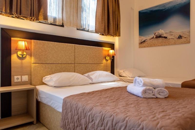 Deluxe Triple Room with Sea View image 4