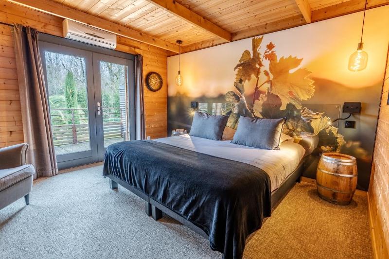 Double Room with Terrace and River View image 1
