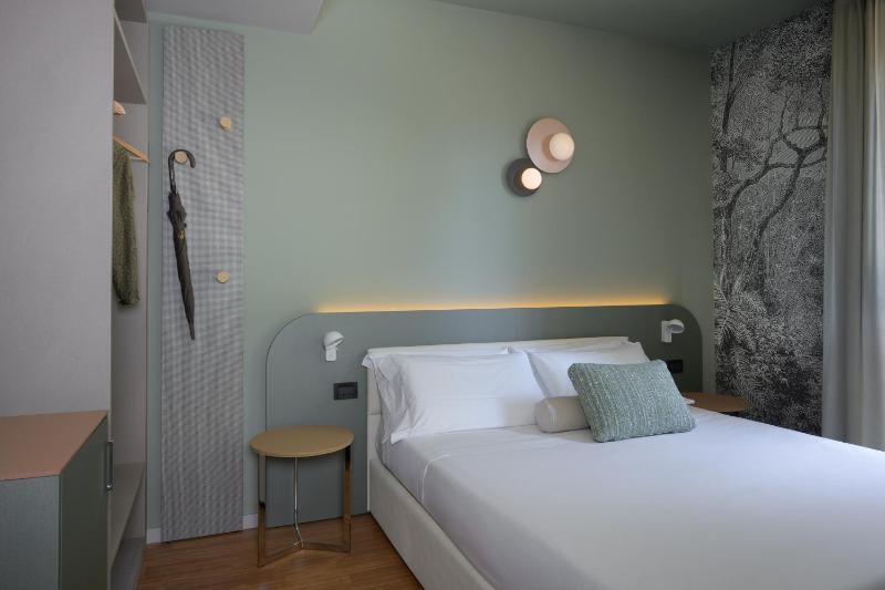 Small Double Room image 4