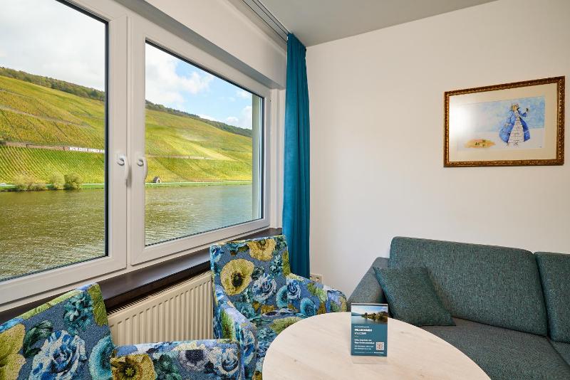 Deluxe Room image 3