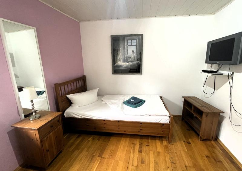 Single Room with Shared Bathroom image 3