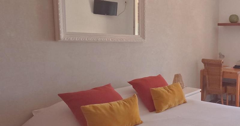 Superior Double Room with Sea View image 2