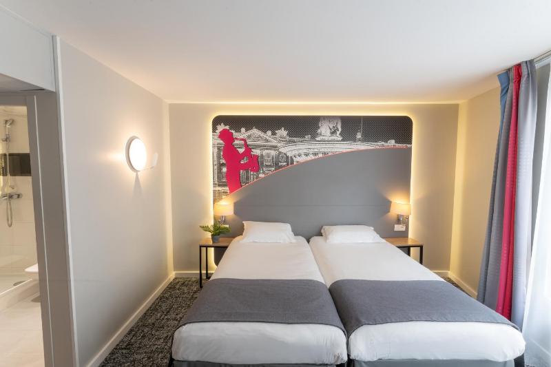 Twin Room image 4