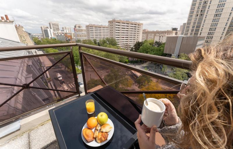 Double Room with Balcony image 2
