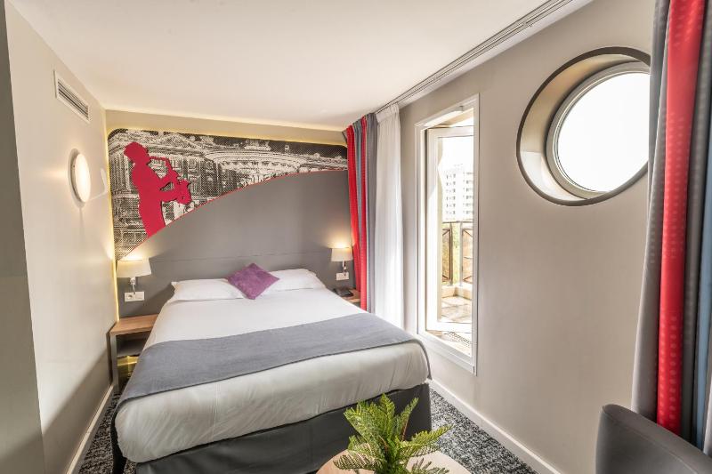 Double Room with Balcony image 1