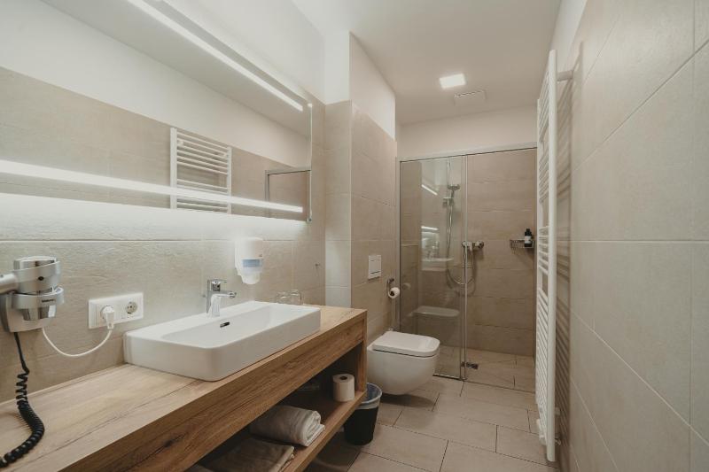 Deluxe Quadruple Room image 4