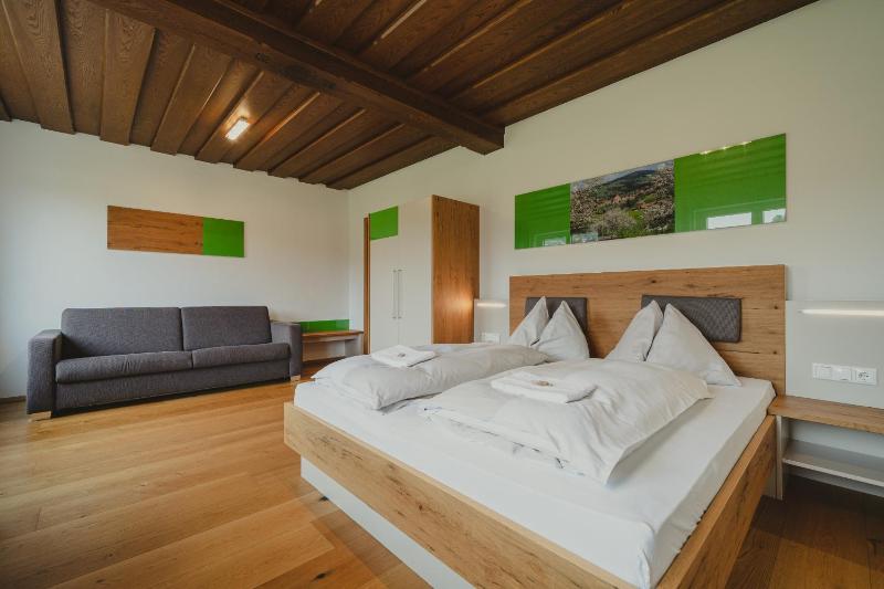 Deluxe Quadruple Room image 1