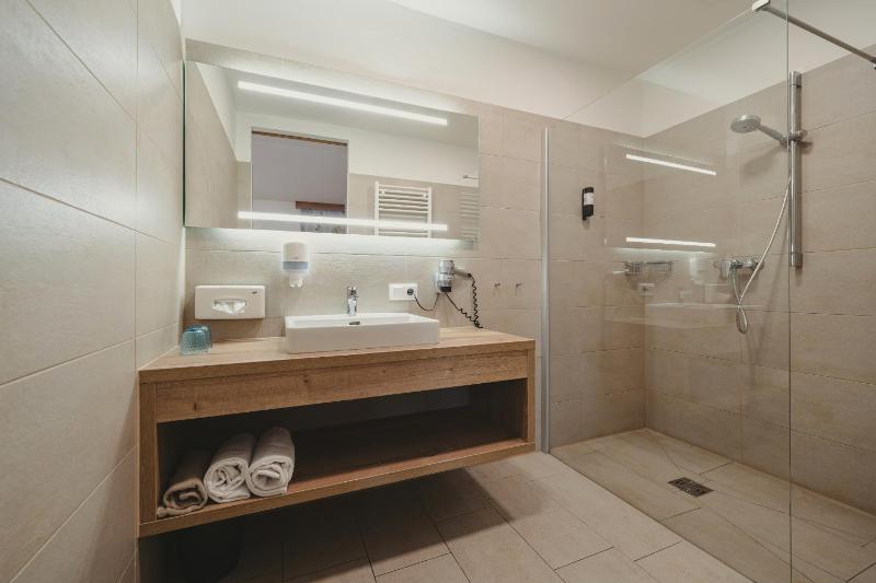 Quadruple Room with Balcony image 3