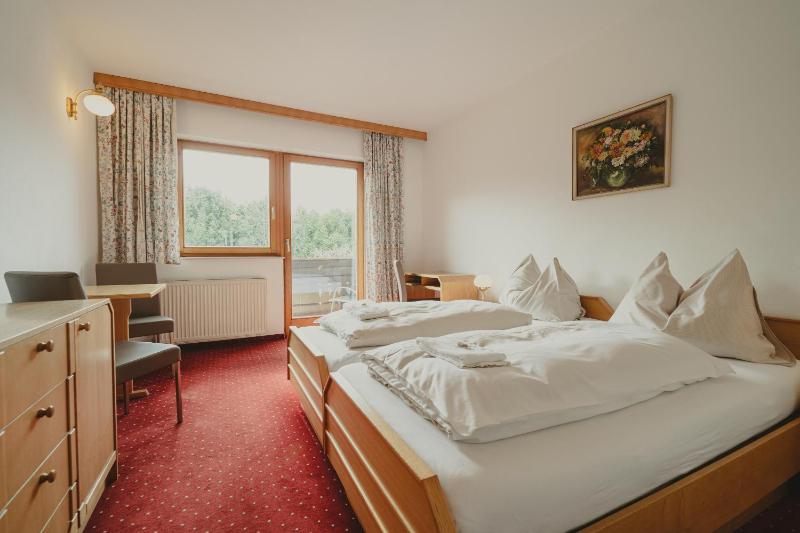 Double Room with Balcony image 4