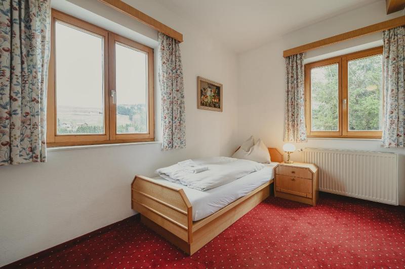 Triple Room with Balcony image 4