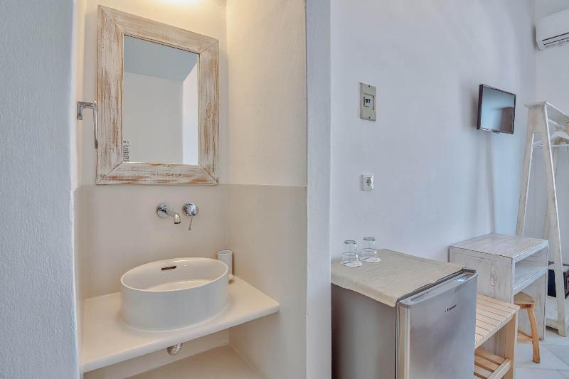 Double Room with Sea View image 3