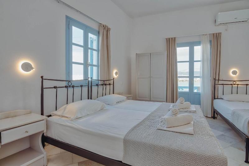 Triple Room with Sea View image 3