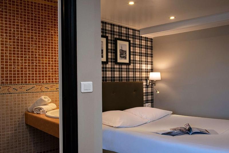 Standard Double Room image 4