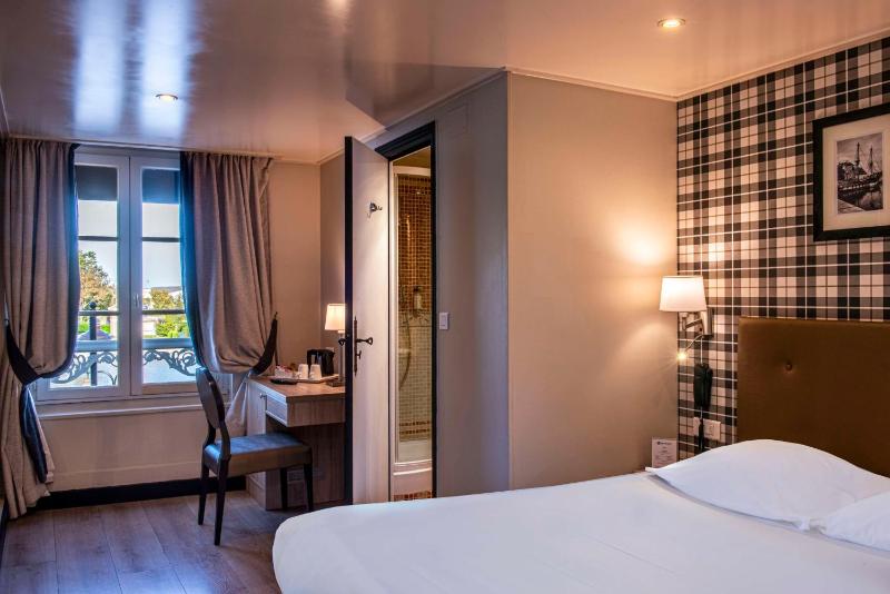 Standard Double Room image 3