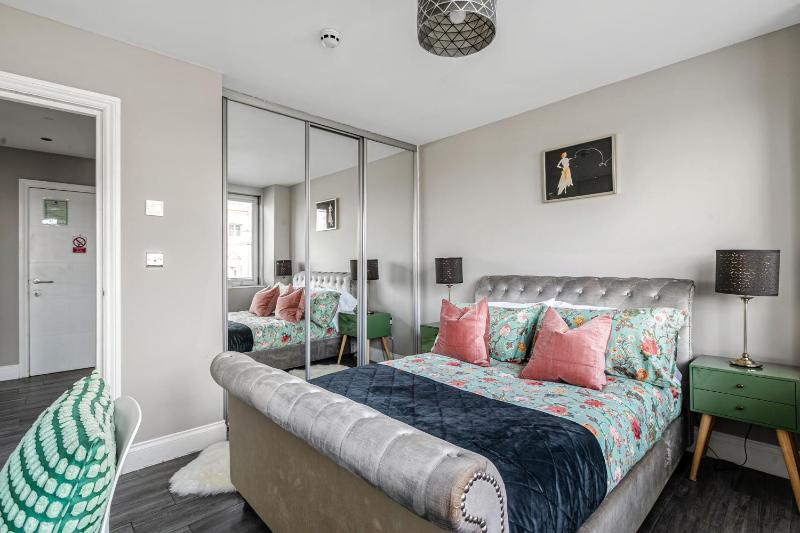Airhost's Brighton's Best Green Diamond Escape with Sea Views - image 14