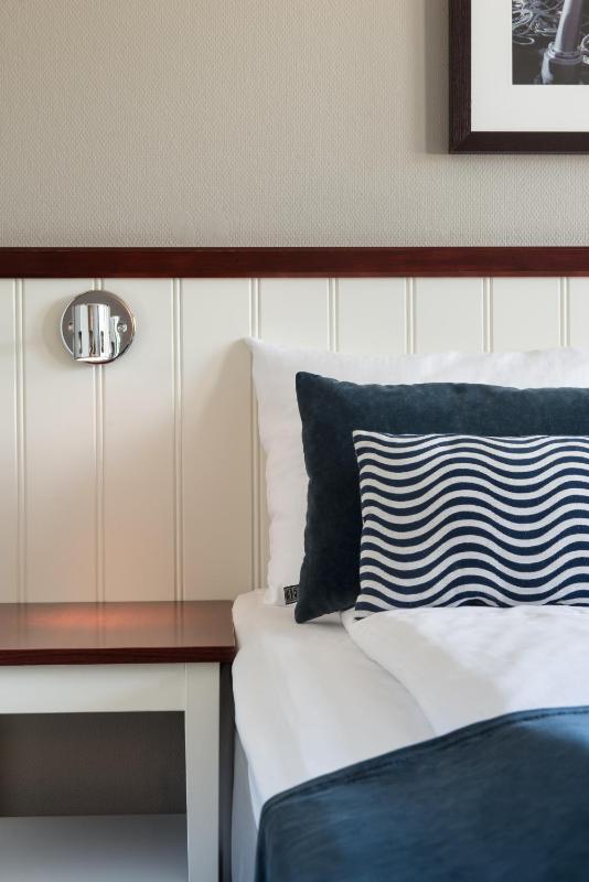 Economy Twin Room image 2