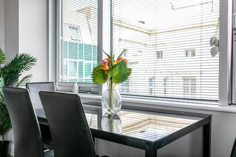 Airhost's Brighton's Best Green Diamond Escape with Sea Views - image 6