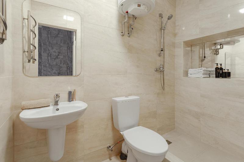 Standard King Room image 2