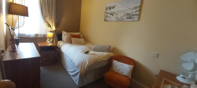 Single Room image 4
