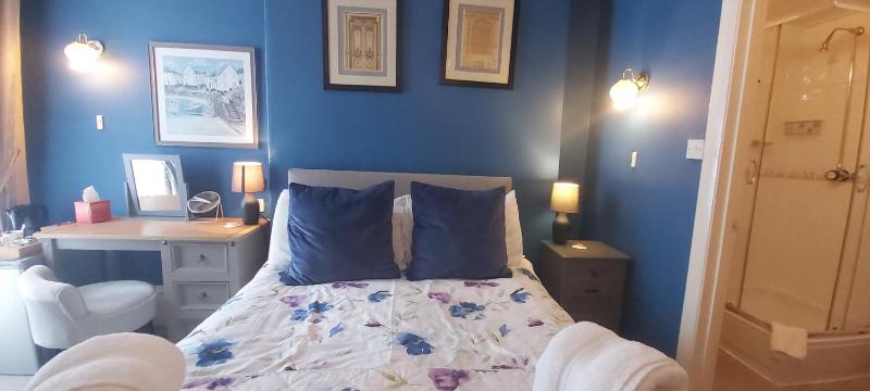 Small Double Room image 3