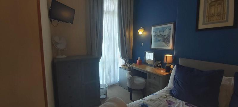 Small Double Room image 2