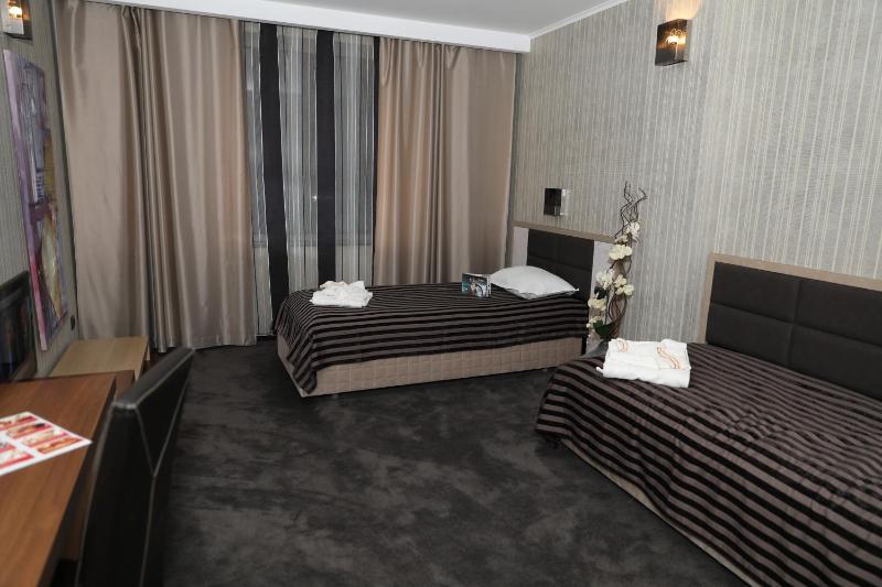 Standard Double Room - Free Pool & Gym image 2
