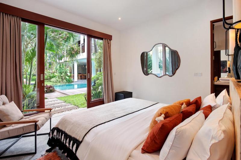 You think you know Canggu - Think again! Stunning LARGE LUXXE 7bed Villa - image 28