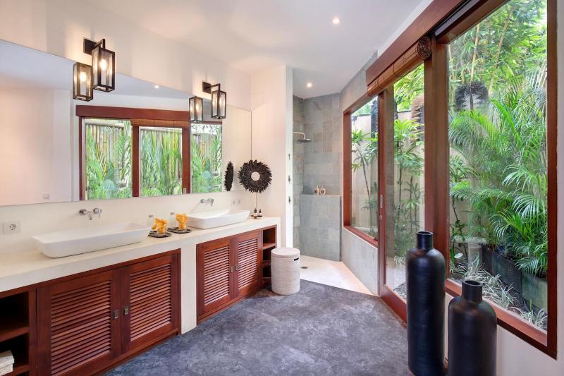 You think you know Canggu - Think again! Stunning LARGE LUXXE 7bed Villa - image 35