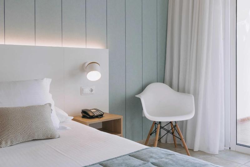 Standard Double Room with Sea View image 3