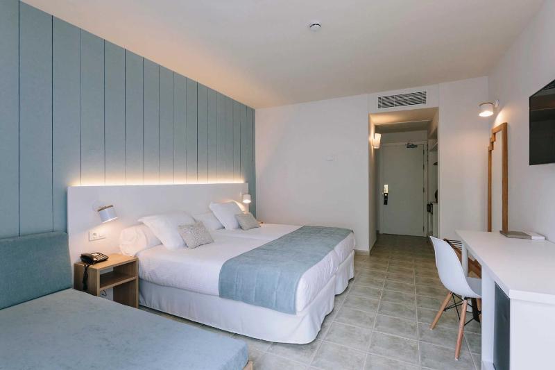 Standard Double Room image 4
