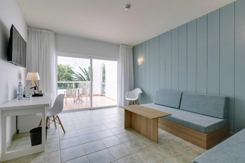 Suite with Sea View image 3