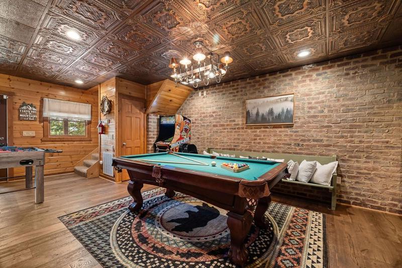 Beauty and the Bear Cabin with Private Hot Tub - image 44