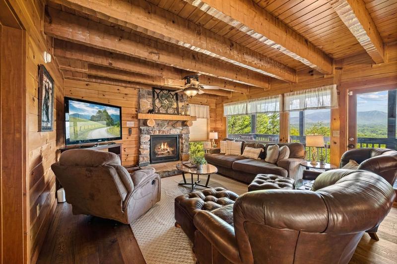 Beauty and the Bear Cabin with Private Hot Tub - image 45