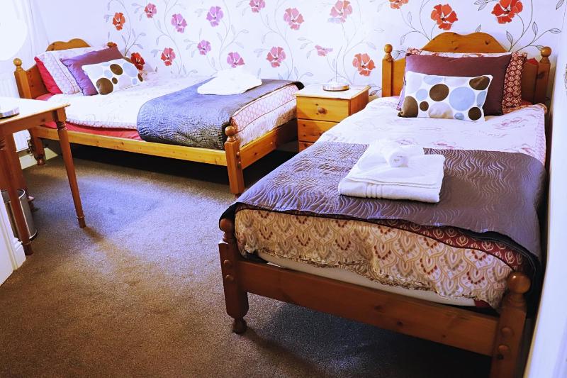 Twin Room with Private Bathroom image 4