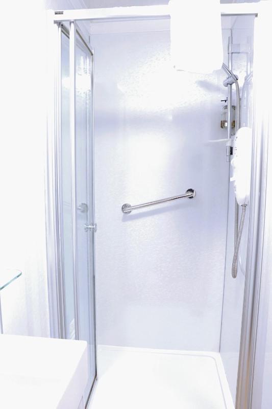 Single Room with Shared Bathroom image 3