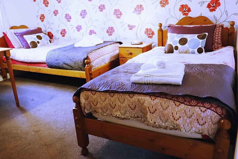 Twin Room with Private Bathroom image 3