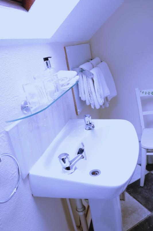 Twin Room with Private Bathroom image 2