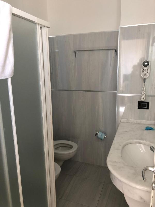 Single Room with Double Bed image 2