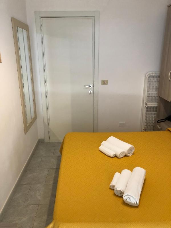 Single Room with Double Bed image 4