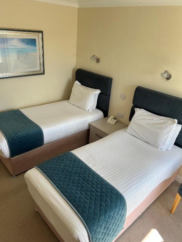 Twin Room image 4