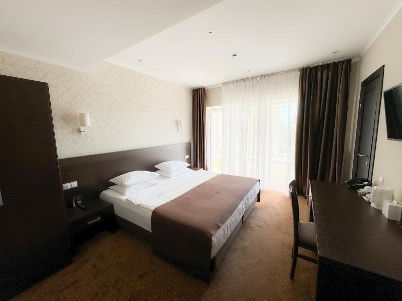 Double Room with Balcony image 3